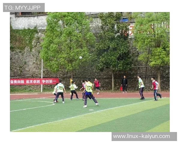 师生同场竞技激情四溢足球比赛展现团结与友谊的精彩瞬间 师生同场竞技激情四溢足球比赛展现团结与友谊的精彩瞬间